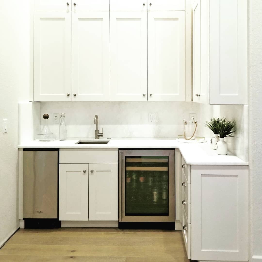 white countertop butler's pantry 