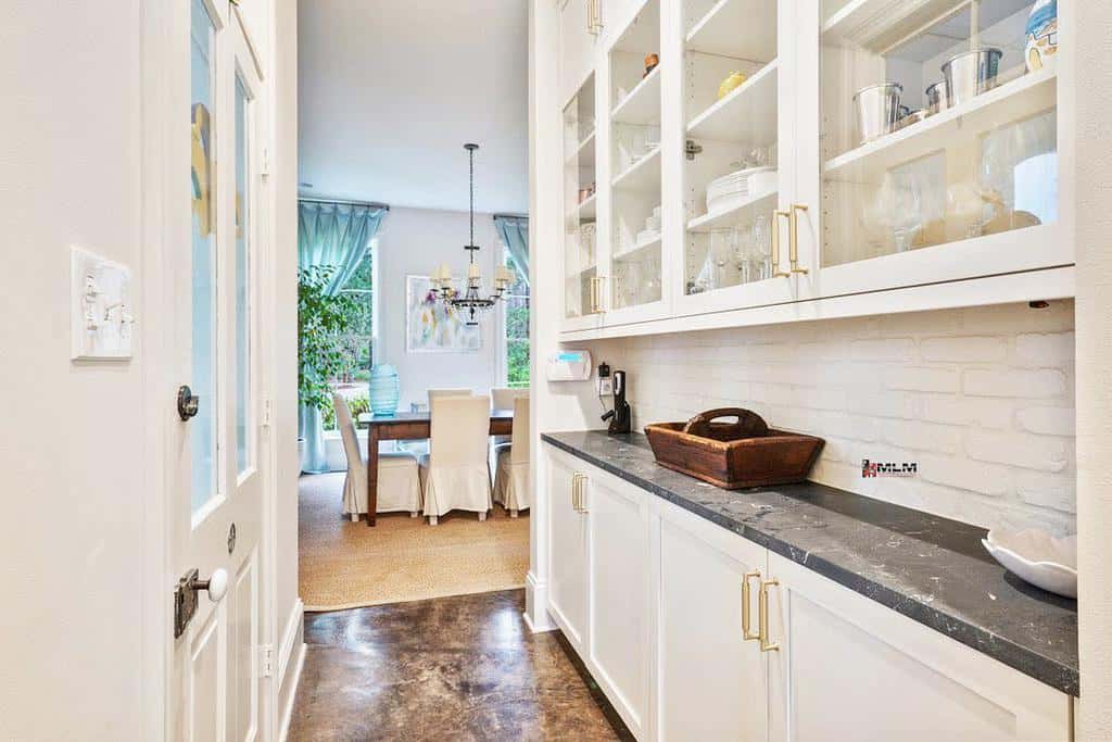 dining room butler's pantry wet bar