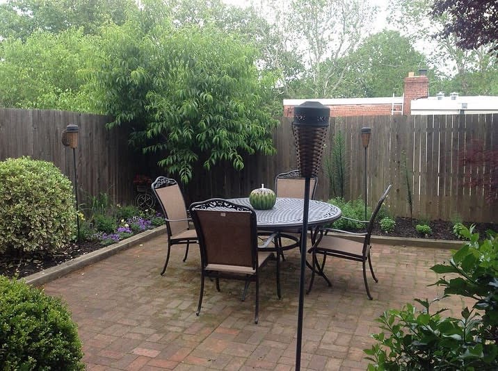 small backyard paver patio round table with chairs 