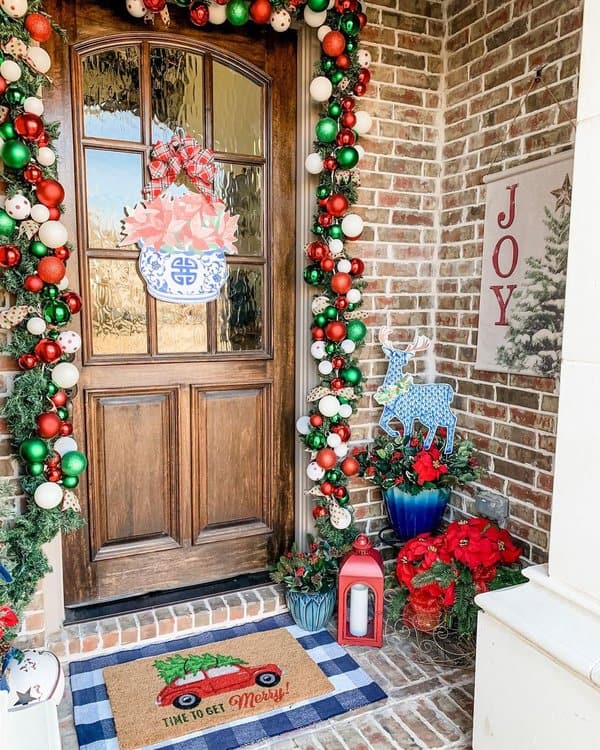 small-porch-seasonal-decor-image-7