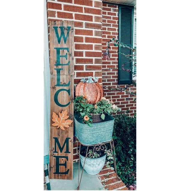 small-porch-seasonal-decor-image-8