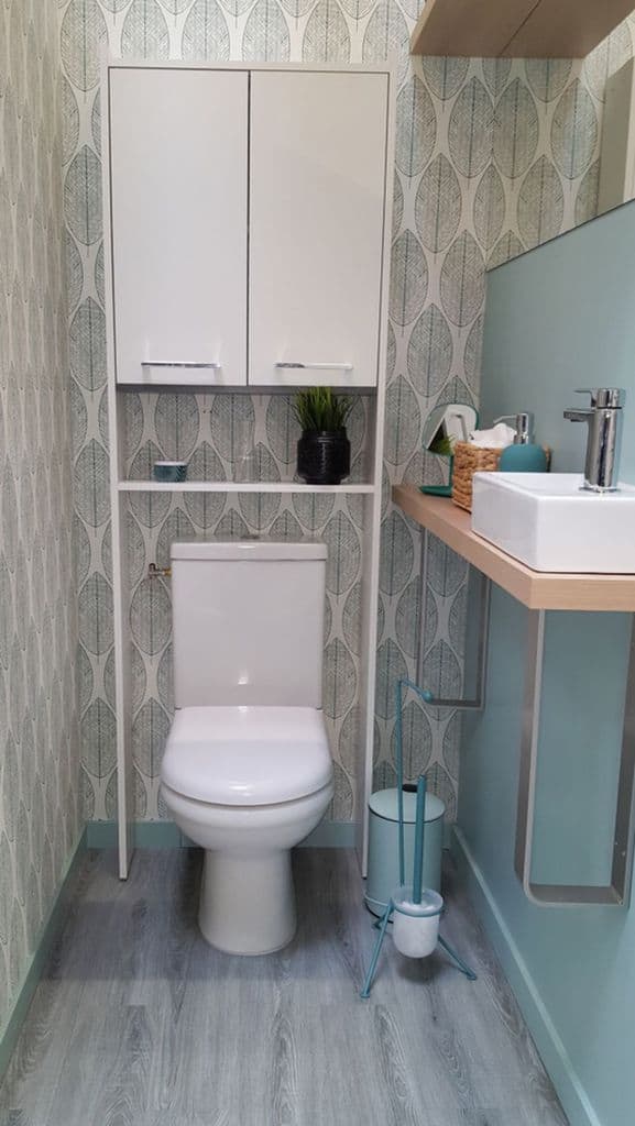 pattern wallpaper in small bathroom 